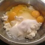 In un recipiente versare la ricotta, lo zucchero e le uova.