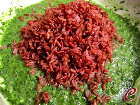 Riso rosso al pesto di cavolo nero, curcuma e salmone: l'ispirazione che arriva inaspettata e dà voce alle attese