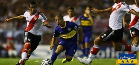 El Enano Acosta in azione nell'ultimo derby contro il River. (foto: azulyoro.net)