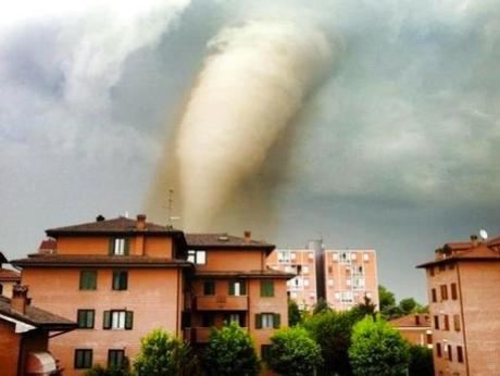 Polizze casa: quando l’ignoranza fa più danni di una tromba d’aria Nella foto, la tromba d'aria che nel 2013 danneggiò oltre 100 case in Emilia