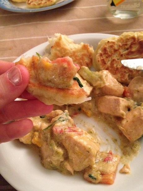 Spezzatino orientale di pollo con mini pancakes ai porri