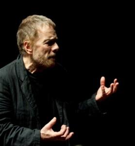 “Il sogno di un uomo ridicolo”: il recital di Gabriele Lavia sul palco del Teatro Petruzzelli di Bari