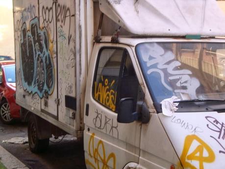 REGRESSIONE ALLO STATO BARBARO, ANIMALE, PRIMORDIALE: CAMION IN SOSTA DIVENTA SFOGATOIO DEI PEGGIORI ISTINTI BESTIALI! E C'E' ANCORA QUALCHE COGLIONE CHE SULLA STAMPA LI DEFINISCE ARTISTI REGRESSIONE ALLO STATO BARBARO, ANIMALE, PRIMORDIALE: CAMION IN SOSTA DIVENTA SFOGATOIO DEI PEGGIORI ISTINTI BESTIALI! E C'E' ANCORA QUALCHE COGLIONE CHE SULLA STAMPA LI DEFINISCE ARTISTI