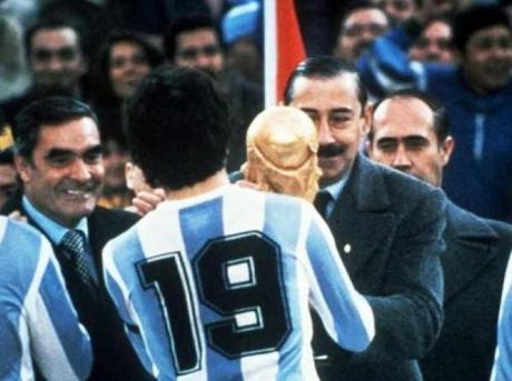 Il generale Videla consegna al capitano Passarella la coppa del mondo 1978