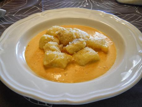 GNOCCHI DI POLENTA CON FONDUTA DI PEPERONICiao a tuttiOgg... GNOCCHI DI POLENTA CON FONDUTA DI PEPERONICiao a tuttiOgg...