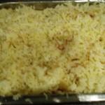 Schiacciare le patate sulla pasta, fino a coprirla completatmente. Aggiungere sale, pepe, noce moscata e un filo d'olio d'oliva q.b.