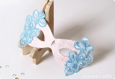 Mascherina con carta, farina e pizzo Mascherina con carta, farina e pizzo