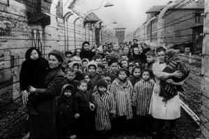 Alcuni sopravvissuti nel campo di sterminio di Auschwitz (mirror.co.uk)