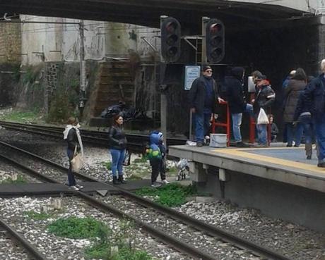 Lavoro. Guardie giurate, con i loro figli, bloccano i binari della Circumvesuviana bloccati i binari di porta nolana