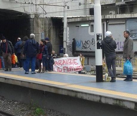 Lavoro. Guardie giurate, con i loro figli, bloccano i binari della Circumvesuviana protesta guardie giurate