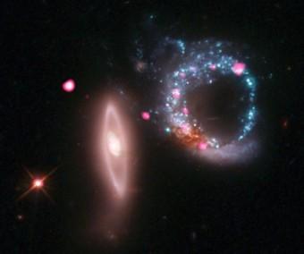 Una galassia a spirale (a destra) che collide con una galassia ellittica (a sinistra), dando il via alla formazione stellare. Crediti: X-ray: NASA/CXC/MIT/S.Rappaport et al, Optical: NASA/STScI