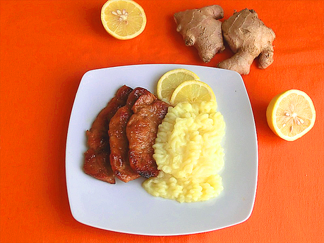 Carne di suino imbevuta con una deliziosa salsina e accompagnata con purè di patate