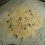 Stendere la carta forno sulla teglia e cospargere / il pane grattugiato, il formaggio grana e il basilico tritato.