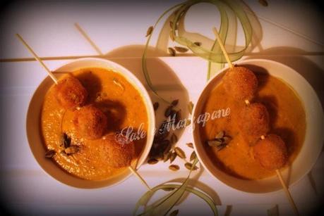 VELLUTATA DI ZUCCA AL CARDAMOMO E POLPETTINE AI FAGIOLI E ZENZERO VELLUTATA DI ZUCCA AL CARDAMOMO E POLPETTINE AI FAGIOLI E ZENZERO
