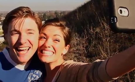 Cosa si nasconde dietro un felice selfie di coppia?