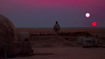 Luke Skywalker su Tatooine. Crediti: Wikipedia
