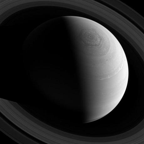 Tempesta su Saturno: il vortice ha una forma esagonale. Crediti: NASA/JPL-Caltech/Space Science Institute 