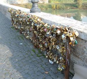 What if I declare my love for you  with a padlock ? An Italian trend.