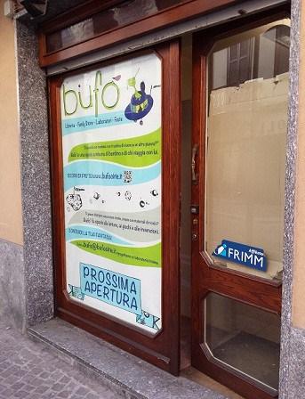 Il cartellone in vetrina annuncia l'arrivo di Bufò 
