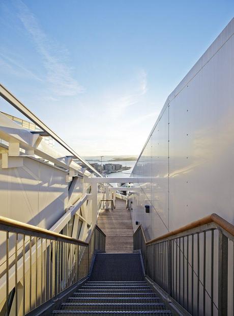 Oslo. Superfici e linee, un edificio a spigolo Deloitte Office Building