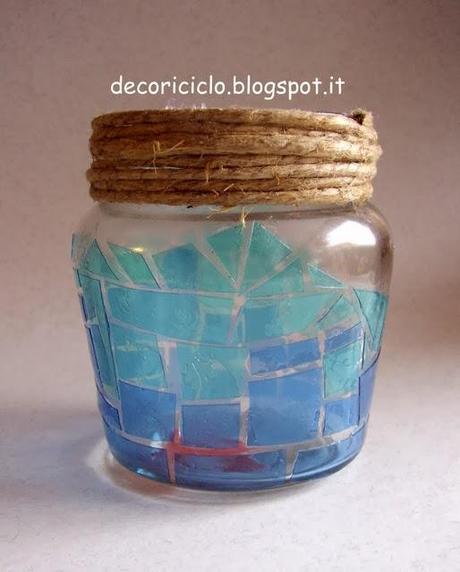 Porta-candela di vetro con mosaico di plastica delle bottiglie
