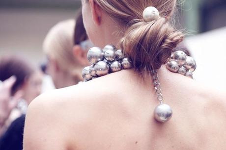 absolutely adore the loosely twisted low buns, bound together with an oversized pearl, at Chanel‘s spring show