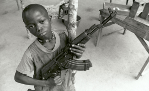 Un bambino soldato africano (antiwarsongs.org)