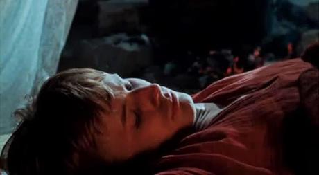 Merlin fetish: Bradley James alias Artù fa piedino a Merlino