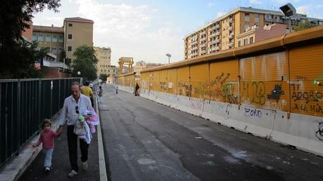 Roma in costruzione. Un bel progetto d'architettura e design per le aree circostanti i cantieri, quelle prese d'assalto da degrado e affissioni abusive Roma in costruzione. Un bel progetto d'architettura e design per le aree circostanti i cantieri, quelle prese d'assalto da degrado e affissioni abusive