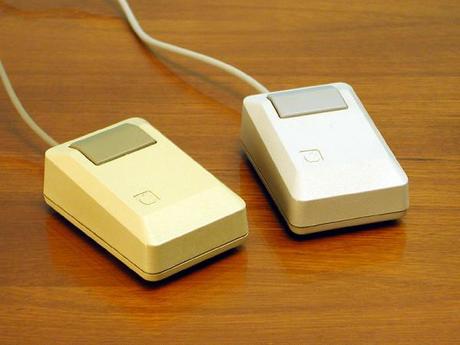  Rinvenuta la perduta capsula del tempo di Steve Jobs, grazie a uno show TV del National Geographic: allinterno il primissimo mouse di Apple Lisa.