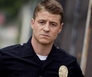 Ben McKenzie in divisa in Southland