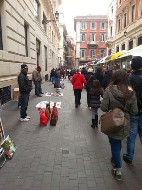 Shopping in centro. Roma scopre l'ultima frontiera del commercio: far chiudere tutti i negozi per sostituirli con bancarelle e baracche. Si attendono grandi investimenti stranieri