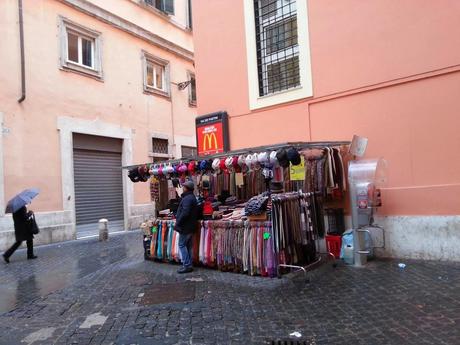 Shopping in centro. Roma scopre l'ultima frontiera del commercio: far chiudere tutti i negozi per sostituirli con bancarelle e baracche. Si attendono grandi investimenti stranieri