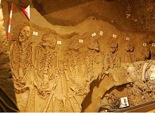 Firenze, sotto gli Uffizi i resti di una necropoli del V secolo con 60 scheletri, forse vittime di una pestilenza.