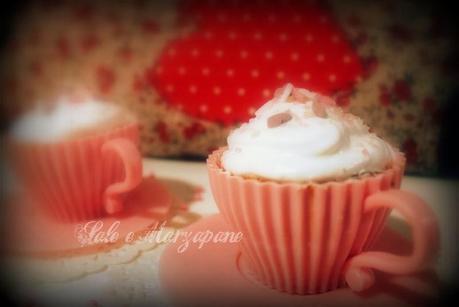 CUPCAKE YOGURT E BACCHE DI GOJI CON FROSTING DI MERINGA ITALIANA...HAPPY VALENTINE'S DAY!!! CUPCAKE YOGURT E BACCHE DI GOJI CON FROSTING DI MERINGA ITALIANA...HAPPY VALENTINE'S DAY!!!