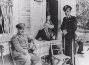 A destra, in piedi, Enrico Sibona, Maresciallo dei Carabinieri della Stazione di Maccagno,  dal 1939 al 1946. (youtube.com)