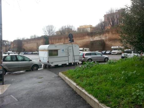 Tutto sulla roulottizzazione di Piazzale Ostiense. Ormai ogni posto macchina può diventare un appartamento, basta essere a Roma (dove nessuno ti farà mai niente) e avere un camper sgangherato. Puoi metterti anche di fronte alle mura aureliane Tutto sulla roulottizzazione di Piazzale Ostiense. Ormai ogni posto macchina può diventare un appartamento, basta essere a Roma (dove nessuno ti farà mai niente) e avere un camper sgangherato. Puoi metterti anche di fronte alle mura aureliane