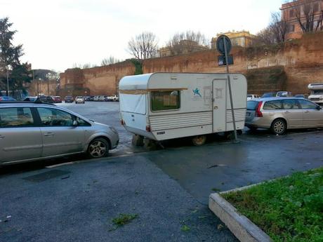Tutto sulla roulottizzazione di Piazzale Ostiense. Ormai ogni posto macchina può diventare un appartamento, basta essere a Roma (dove nessuno ti farà mai niente) e avere un camper sgangherato. Puoi metterti anche di fronte alle mura aureliane Tutto sulla roulottizzazione di Piazzale Ostiense. Ormai ogni posto macchina può diventare un appartamento, basta essere a Roma (dove nessuno ti farà mai niente) e avere un camper sgangherato. Puoi metterti anche di fronte alle mura aureliane