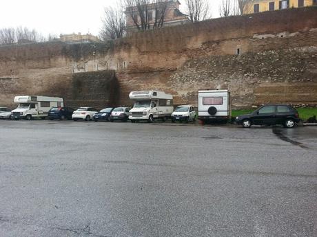 Tutto sulla roulottizzazione di Piazzale Ostiense. Ormai ogni posto macchina può diventare un appartamento, basta essere a Roma (dove nessuno ti farà mai niente) e avere un camper sgangherato. Puoi metterti anche di fronte alle mura aureliane Tutto sulla roulottizzazione di Piazzale Ostiense. Ormai ogni posto macchina può diventare un appartamento, basta essere a Roma (dove nessuno ti farà mai niente) e avere un camper sgangherato. Puoi metterti anche di fronte alle mura aureliane