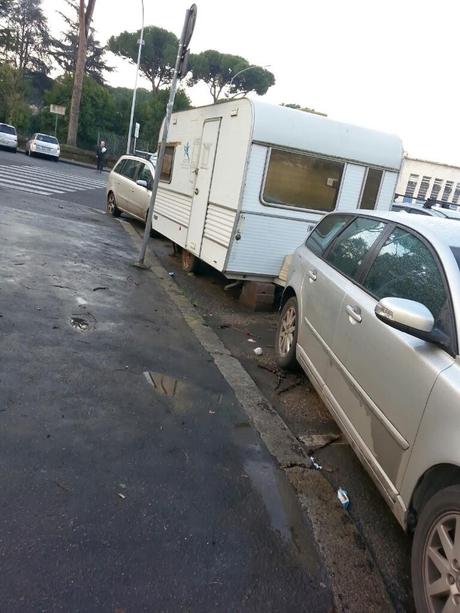 Tutto sulla roulottizzazione di Piazzale Ostiense. Ormai ogni posto macchina può diventare un appartamento, basta essere a Roma (dove nessuno ti farà mai niente) e avere un camper sgangherato. Puoi metterti anche di fronte alle mura aureliane Tutto sulla roulottizzazione di Piazzale Ostiense. Ormai ogni posto macchina può diventare un appartamento, basta essere a Roma (dove nessuno ti farà mai niente) e avere un camper sgangherato. Puoi metterti anche di fronte alle mura aureliane