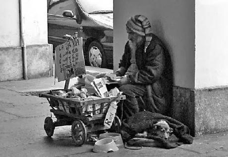 un clochard insieme al suo cane UN DORMITORIO A MESSINA PER I CLOCHARD