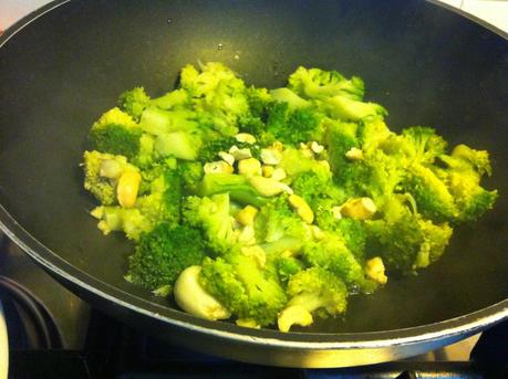 Pasta con broccoli, anacardi e pancetta croccante