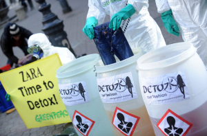 Una manifestazione di Greenpeace contro le sostanze tossiche presenti nei vestiti (darkroom.baltimoresun.com)