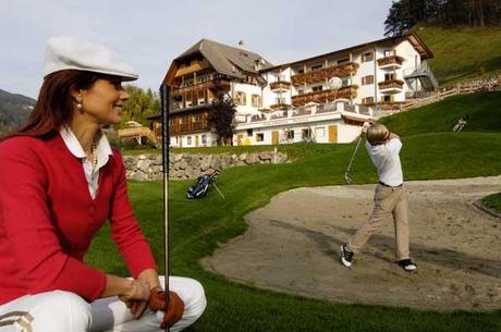 NEWS. Le Dolomiti con il golf. Vacanze in buca, ad un passo dall’altopiano più grande d’Europa, al Golfhotel Sonne di Siusi (BZ)