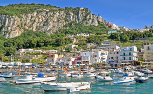 Una veduta dell'isola di Capri (viaggi.virgilio.it)