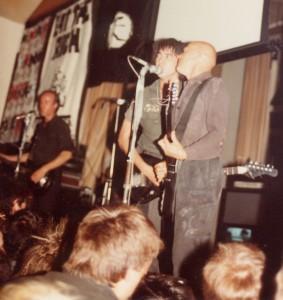 Crass Marcus Garvey Center Gran Bretagna due maggio del 1984: da sinistra Pete Wright, Andy Palmer, Phil Free