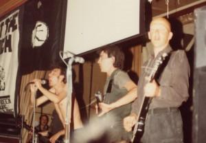 Crass concerto al Marcus Garvey Center Gran Bretagna due maggio 1984: da sinistra Steve Ignorant, Andy Palmer, Phil Free