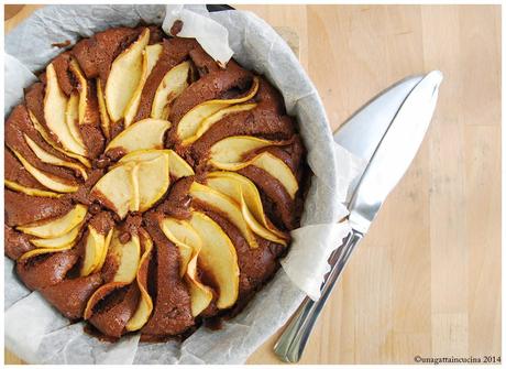 Torta al cioccolato e mele senza farina