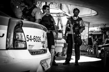 Foto: Gent. Conc. Massimiliano Coi - Polizia in assetto da favela - Rocinha, Rio de Janeiro