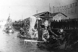 Carnevale di Viareggio 1925 - Sfilata di barche nel canale - Foto tratta da Viareggio Ieri N.20 luglio 1991